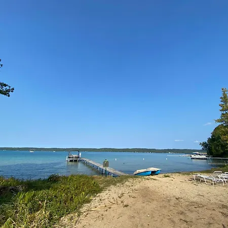 Torch Lake Blue 4Bdr Beachfront House ➠ 2364